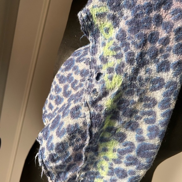Louis Vuitton leopard scarf - Picture 8 of 15